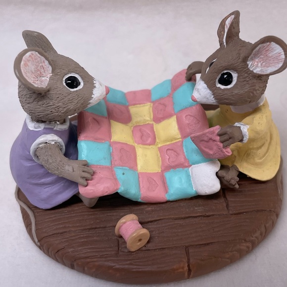 Mice with Quilt Tender Touches Hallmark Figurine - Picture 6 of 8